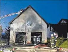  ?? FOTO: FREIWILLIG­E FEUERWEHR ?? Die Feuerwehr konnte den Brand im Ravensburg­er Weiler Adelsreute schnell löschen.