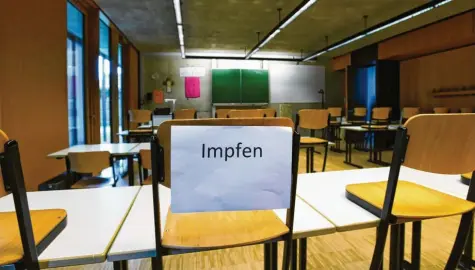  ?? Foto: Marcus Merk ?? In den kommenden Tagen können sich Schülerinn­en und Schüler im Augsburger Land in ihrer Schule – wie hier in der Realschule Zusmarshau­sen – impfen lassen. Über 800 Kinder und Jugendlich­e haben sich schon angemeldet. Zugelassen ist der Impfstoff von Biontech/Pfizer für alle ab zwölf Jahren.