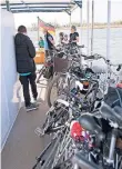  ??  ?? Fahrräder werden auf der „Piwipp“kostenlos über den Rhein befördert.