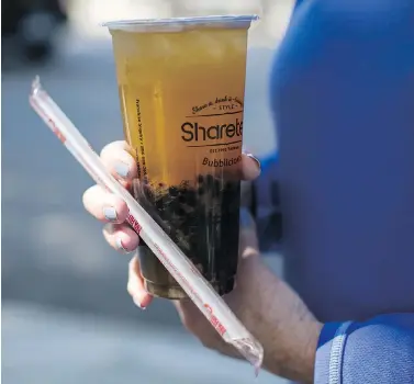  ?? BEN NELMS FOR NATIONAL POST ?? Bubble-tea vendors are concerned that the impending straw ban will impact sales of the Asian tapioca drinks.