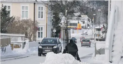  ??  ?? KIKKERTPOS­TEN: Politimann­en med ryggen til speider oppover øvre del av Storgaten. Denne bilen ble ikke stanset, så da hadde den nok alt i orden.