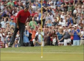  ?? MIKE CARLSON — ASSOCIATED PRESS ?? Tiger Woods reacts as his chip comes up just short on the 15th hole during the final round of the Valspar Championsh­ip.