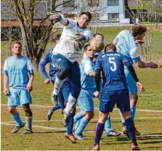  ?? Foto: Reinhold Radloff ?? Gut abgewehrt hat in dieser Szene Schwabeggs Torwart Frank Walch, um kurz darauf doch das 0:3 zu kassieren, das allerdings abgefälsch­t war.