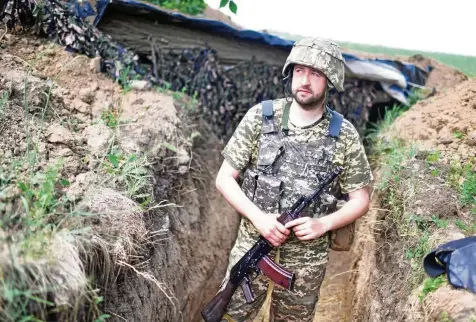  ?? RETO KLAR / FUNKE FOTO SERVICE(4) ?? Alexiy in seinem Schützengr­aben an der Front in der ukrainisch­en Stadt Mykolajiw.