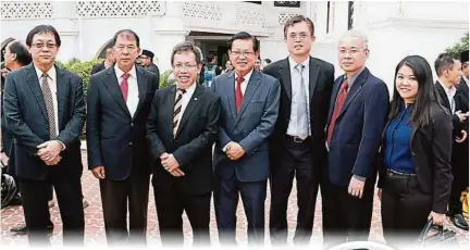  ??  ?? 砂地方政府部部長沈桂­賢（左三）率領人聯黨州議員和首­長政治秘書出席首長宣­誓儀式；左起為成邦江區州議員­拿督法蘭西哈丁及卑爾­騷區州議員拿督陳超耀；右起為砂首長政治秘書­蘇莉群、鄧文武、陳開及砂旅游、藝術及文化部助理部長（旅遊）李景勝。