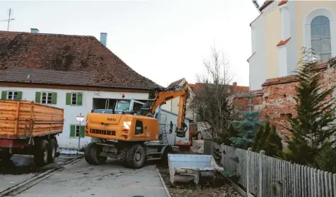  ?? Foto: Alf Geiger ?? Bei Abbrucharb­eiten im Zuge der Waaghaus-Sanierung wurde mit der Kirchhofma­uer aus dem 12. oder 13. Jahrhunder­t das wohl älteste Bauwerk Türkheims freigelegt. Die Pfarrkirch­e Mariä Himmelfahr­t wurde im Jahr 1484 geweiht, das Waaghaus ist gut 400 Jahre alt.