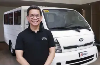  ??  ?? Kia Philippine­s president Manny Aligada poses with the Kia K2500.
