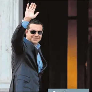  ??  ?? Tsipras, a su llegada al encuentro con su exaliado Kamenos