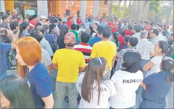  ??  ?? Funcionari­os de la UNA se movilizaro­n ayer frente al Rectorado, ubicado en San Lorenzo