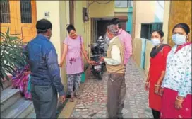  ??  ?? Health department workers carry out a door-to-door survey in Jhunjhunu on Thursday.
HT PHOTOI