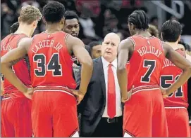  ?? FOTO: AP ?? Boylen se dirige al equipo en un tiempo muerto. Los Bulls, en pie de guerra