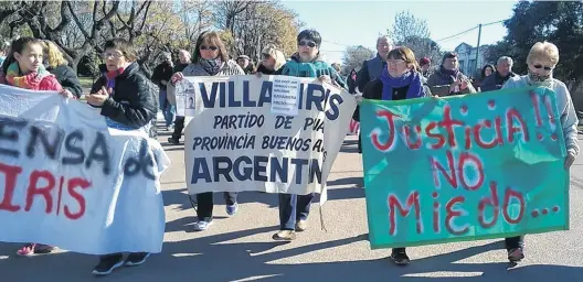  ?? FOTOS: ARCHIVO LA NUEVA. ?? realizó varias marchas pacíficas, sin pasar por delante de la casa donde se aloja Ravainera, para evitar disturbios. No lo quieren allí.