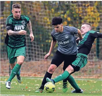  ?? FOTO: PRÜMEN ?? Berat Arslan von Teutonia wird von einem Wuppertale­r unsanft gestoppt.