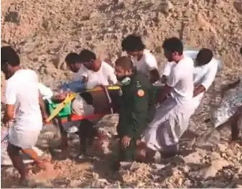  ?? Courtesy: RAK Police ?? ■ The Indian expatriate being carried by locals and rescue personnel after she suffered a fall on Galila mountain in the Jebel Jais area, Ras Al Khaimah.