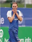  ?? FOTO: DPA ?? Da gab’s noch gute Laune: Benedikt Höwedes im Trainingsl­ager