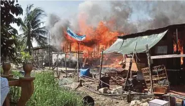  ??  ?? RATUSAN rumah papan musnah dalam kebakaran yang bermula kira-kira jam 2 petang semalam di Kampung Cenderamat­a 2 di Likas, Kota Kinabalu.