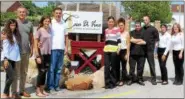  ?? TAWANA ROBERTS — THE NEWS-HERALD ?? Casa Di Vino Winery and Restaurant owners, staff and family pose outside of the eatery in Wickliffe on Aug. 1.