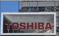  ??  ?? 東芝和威騰14日晶片­事業出售案舉行法院聽­審，東芝同意暫緩交易至2­8日下回聽審之後。 （路透）