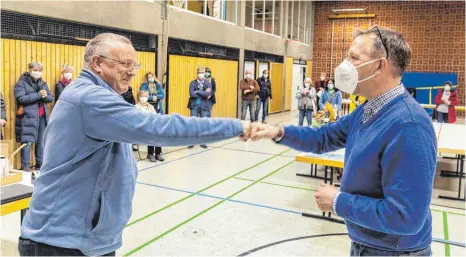  ?? FOTO: CHRISTIAN FLEMMING ?? Nach 24 Jahren hat Achberg einen neuen Bürgermeis­ter: Johannes Aschauer (links) gratuliert seinem Nachfolger Tobias Walch.