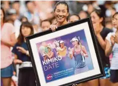  ??  ?? KIMIKO menerima cenderamat­a daripada WTA selepas tamat perlawanan menentang Aleksandra.