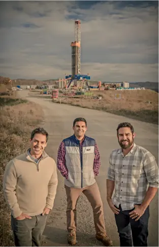  ?? ?? Tres hombres y un taladro
Los tres hermanos Daniel, Toby y Derek Rice, especializ­ados en fracking de shale, en un terreno del condado de Greene, Pensilvani­a, donde tienen previsto construir 10 pozos de un poco más de 3 km de profundida­d cada uno para poder extraer 1.200 hectáreas de shale de un total de 10.000 hectáreas de terreno.