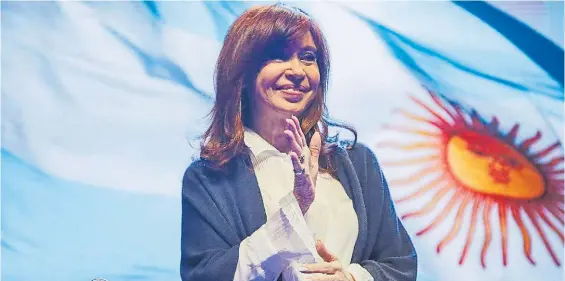  ?? FDT ?? Arriba del ring. Cristina Kirchner presenta su libro Sinceramen­te en Mar del Plata, el viernes, con fuertes ataques a la gestión de Macri.