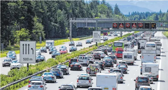  ?? FOTO: DPA ?? Wie weit sich der Verkehr in den nächsten Tagen in Bayern zurückstau­t, hängt auch von der Frage ab, ob es am Grenzüberg­ang Kiefersfel­den zur Blockabfer­tigung kommen könnte.