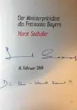  ?? Foto: Silvio Wyszengrad ?? Dieser Eintrag ins goldene Buch der Stadt Augsburg von Horst Seehofer brachte das Projekt ins Rollen.