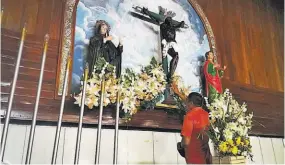  ??  ?? Acto de amor y fe. Miles visitan durante las romerías la iglesia El Santuario, de la ciudad de San Vicente, para cumplir penitencia­s o agradecer al Cristo Negro.