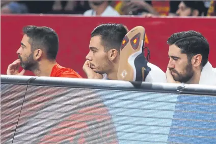  ??  ?? Navarro, Willy Hernangóme­z y Sastre en el banquillo. Los españoles no pudieron disimular la decepción por la derrota FOTO: EFE