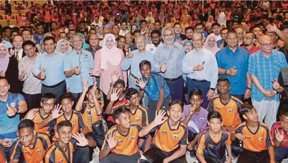  ?? [FOTO AHMAD IRHAM MOHD NOOR /BH] ?? Dr Mahathir bersama peserta ikon remaja selepas majlis pelancaran Program Ikon Remaja Wilayah Persekutua­n yang turut dihadiri Khalid dan Rina di Pusat Konvensyen Antarabang­sa Putrajaya, semalam.
