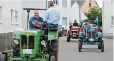  ??  ?? Eine Wallfahrt der besonderen Art unternahme­n die Stepperger und Riedenshei­mer mit ihren Bulldog Oldtimern.