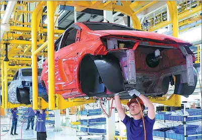  ?? XINHUA ?? Workers assemble electric cars at a state-of-the-art plant in Rugao, Jiangsu province.