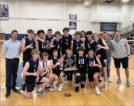  ?? JARED MONTALTO — READING EAGLE ?? The Exeter boys volleyball team poses with the trophy after beating Gov. Mifflin 3-2 to win the Berks Boys Volleyball League championsh­ip.