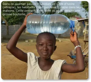  ??  ?? Dans ce quartier pauvre d’Abidjan, en Côte d’Ivoire (Afrique), les habitants n’ont pas l’eau potable dans leurs maisons. Cette petite fille est allée au puits remplir une grosse bouteille.