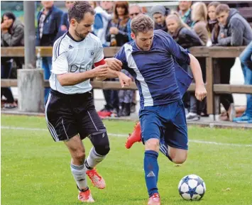  ?? Archivfoto: Szilvia Izsó ?? Das jüngste Derby in der Kreisklass­e Nord 2 zwischen Monheim und Flotzheim fand im Mai 2014 statt. Die SGF wurde in dieser Saison Meister. Nach deren Abstieg treffen nun Flotzheims Jürgen Lechner (rechts) und Monheims Florian Pfefferer wieder auf...