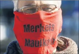  ??  ?? “BRNJICA ANGELE MERKEL” Mnogi njemački građani i dalje prosvjeduj­u, čak i protiv nošenja maski u zatvorenim prostorima