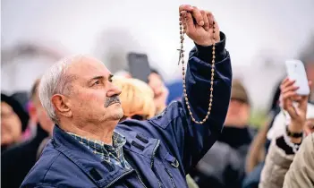  ?? FOTO: DPA ?? Der selbst ernannte Seher Salvatore Caputa wartet in Unterfloss­ing auf die Marienersc­heinung. Die katholisch­e Kirche stuft den ehemaligen Carabinier­e aus Sizilien als „äußerst fragwürdig“ein.