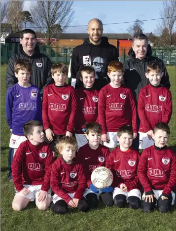  ??  ?? Recently Irish internatio­nal goalkeeper Darren Randolph visited his old club Ardmore Rovers on their Sunday Morning training. Here he is pictured with the under-9s and their managers Karl Groome and Richie Egan.