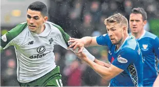  ?? Picture: SNS. ?? David Wotherspoo­n up against Celtic midfielder Tom Rogic.