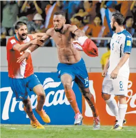  ??  ?? Kendall Waston celebra tras marcar el gol del empate de Costa Rica