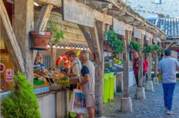  ??  ?? Appentis de bois et cour pavée. Le marché de La Flotte, d’esprit médiéval, se tient tous les jours de l’année.