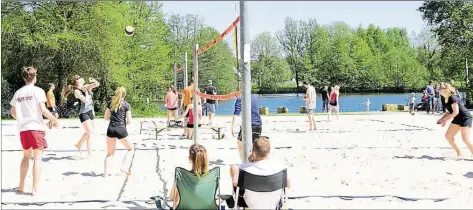  ?? BILDER: JANINA RAHN ?? Strandverg­nügen in Ofenerdiek: Auch Beachvolle­yball kann im Stadtteilp­ark gespielt werden.