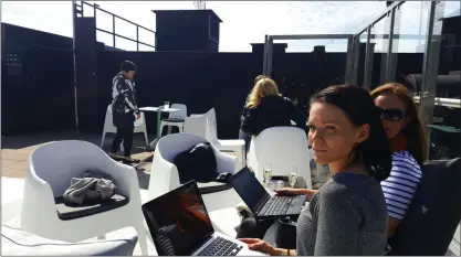  ?? FOTO: STEFAN LUNDBERG ?? FIRAR. Heidi Liiv och Piia Kaaria njuter en välförtjän­t skumpa på Stockmanns nya takterrass efter avslutade studier.