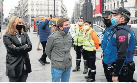  ?? JAVIER LÓPEZ / EFE ?? El alcalde de Madrid, José Luis Martínez-Almeida, y la secretaria general del PP en la Comunidad de Madrid, Ana Camíns, charlan ayer con dos policías.