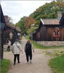  ??  ?? KLOSTERBAC­KEN. De historiska trähuskvar­teren öppnade portarna redan klockan nio.