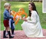  ??  ?? Kate REALEZA Y MATERNIDAD La esposa del príncipe Guillermo ha confesado que, incluso para ella que tiene grandes apoyos, la maternidad no ha sido fácil. “Nada te prepara para ello”.