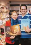  ?? Fotos: Julian Leitenstor­fer ?? In Landsberg gibt es die unterschie­dlichsten Adventskal­ender: bei Ingrid Asam bei Buch Hansa (oben), bei Pamela Keberle im Drogeriema­rkt Müller (unten links) und bei Karin und Patrick Hallinger.