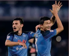  ?? ?? Azzurri non azzurri Il macedone Elmas (23) e il coreano Kim Min Jae (25), due degli stranieri del Napoli solo al comando, dopo il gol di Kim all’Empoli