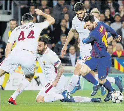  ?? FOTO: PEP MORATA ?? Leo Messi, rodeado de rivales Una imagen ya habitual que ayer se repitió en varias ocasiones en el transcurso del Barça-Roma